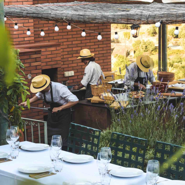  Hotel Quinta de la Rosa, piscina com vista deslumbrante, sala de tratamento de spa, cozinha de restaurante gourmet, experiência de prova de vinhos, paisagem do Vale do Douro.